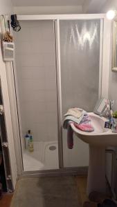 a bathroom with a shower and a sink and a toilet at Le soleil se lève in Virac