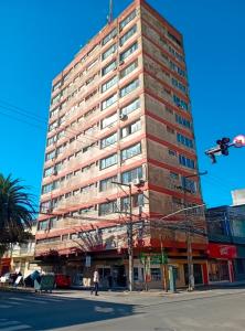 a tall building on the corner of a street at Apto completo centro in Rio Grande