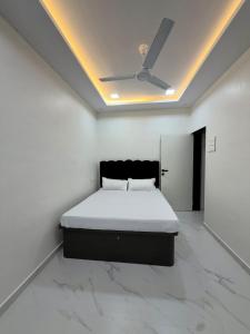 a bedroom with a bed and a ceiling at Prince Villa in Neral