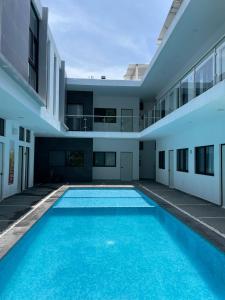 a swimming pool in the middle of a building at Hotel Boutique Manta in Los Ayala