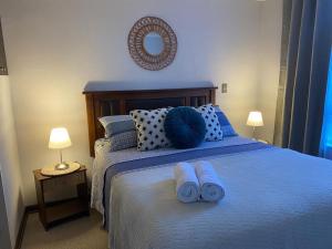 a bedroom with a blue bed with towels on it at Hermoso depto. con estacionamiento in Los Ángeles +6 photos