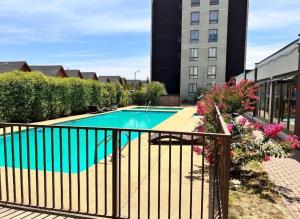 a swimming pool in front of a building at Hermoso depto. con estacionamiento in Los Ángeles