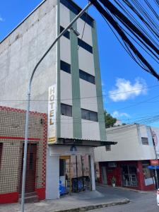 a building on the corner of a street at Hotel Piracema Caruaru in Caruaru