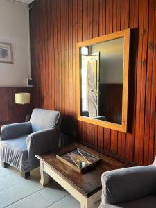 a living room with a table and a mirror at disfruta tu estadía in Salto