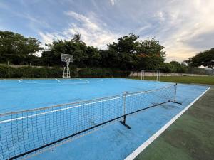 Pista de tennis o esquaix a Peaks & Waves o a prop