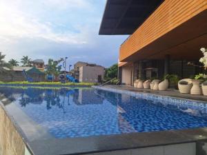Piscina a Peaks & Waves o a prop