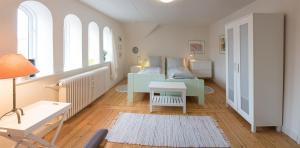 a bedroom with a bed and a table in a room at Foldenhus Ferieboliger og B&B in Bogense