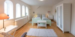 1 dormitorio con 1 cama y 1 mesa en una habitación en Foldenhus Ferieboliger og B&B, en Bogense