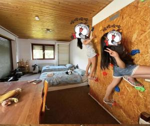 two children climbing a wall in a room at Ferienwohnung am Rande des Rothaarsteigs in Kreuztal