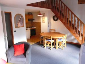 a living room with a table and a kitchen at Saint-Roch Piste in Val dʼIsère