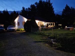 ein Haus bei Nacht mit eingeschaltetem Licht in der Unterkunft Løten in Løten