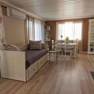 ein Schlafzimmer mit Bett und ein Esszimmer in der Unterkunft Løten in Løten