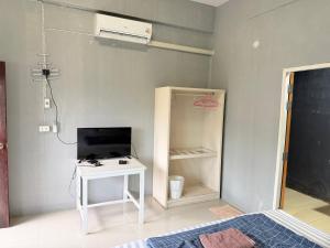 a room with a desk and a computer on a table at boomhousehotel in Chiang Khong