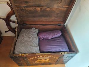 a wooden box with a bed in it at VILLE Noble Savage see view薪ストーブサウナ付き in Minamiizu