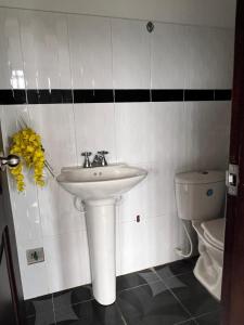 a bathroom with a sink and a toilet at San Gerónimo Casa Hostal in Mocoa