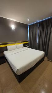 a bedroom with a large white bed in a room at Kampar Boutique Hotel in Kampar +9 photos