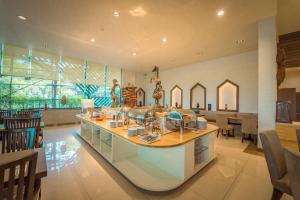 a large living room with a large island in the middle at Rimkhobfa Urban Resort in Samutprakarn