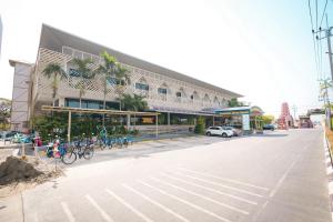 a building with bikes parked outside of it on a street at Rimkhobfa Urban Resort in Samutprakarn