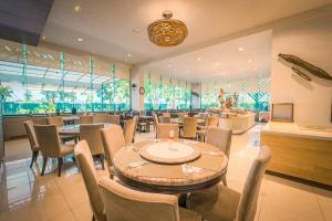 a dining room with a table and chairs at Rimkhobfa Urban Resort in Samutprakarn