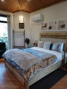 a bedroom with a large bed in a room at Garden Suite, self contained, Hunter Valley in Muswellbrook