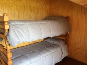 Postel nebo postele na pokoji v ubytování Camping & Hospedaje Rio Laja