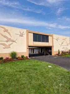 a building with birds painted on the side of it at Rodeway Inn Sandusky North in Sandusky