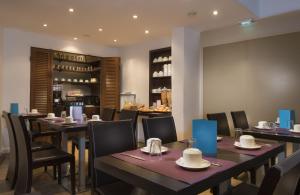 Een restaurant of ander eetgelegenheid bij H&ocirc;tel de France Quartier Latin 