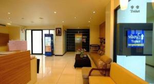 a lobby of a hospital with a waiting room at U Style Hotel in Ban Phang Khwang Tai