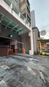 an empty parking lot in front of a building at 元本山明水秀行館 in Jiaoxi