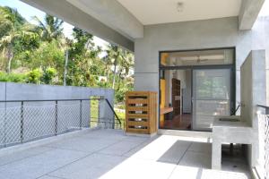 a home with a balcony with a glass door at David SamStrong Villa 大尾山姆維拉 in Chenggong