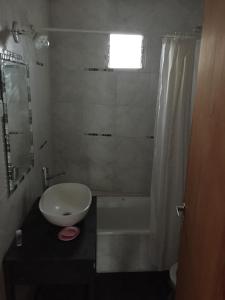 Un baño con lavabo, inodoro y bañera. en Vistalmar Alfar, en Mar del Plata