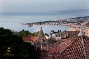 - une vue depuis le toit d'un bâtiment dans l'établissement Hotel Continental, à Taormine