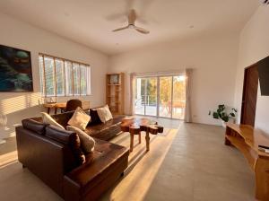 a living room with a couch and a table at Villa Leo in Ban Madua Wan