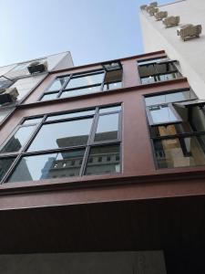 an external view of a building with windows at Minn Cat Ba in Cat Ba