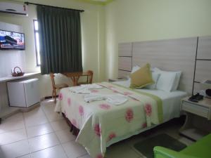 Tempat tidur dalam kamar di Esplendor Palace Hotel