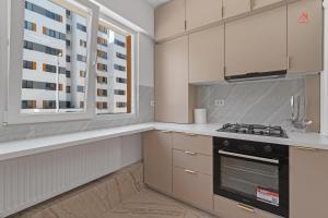 a kitchen with a stove and a window at Vibe Luxury Studio - Militari Residence - Parcare Privata Gratuita in Chiajna