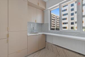 a kitchen with white cabinets and a window at Vibe Luxury Studio - Militari Residence - Parcare Privata Gratuita in Chiajna