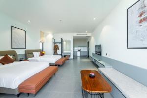 a hotel room with two beds and a table at Lé Blend Residence in Krong Poi Pet +94 photos