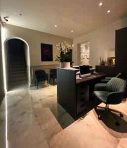 an office with a desk with a laptop on it at Mirarti Boutique Hotel - Witamy in Rapallo