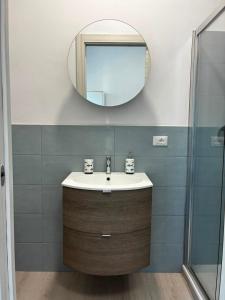ein Badezimmer mit Waschbecken und Spiegel in der Unterkunft Suite 13 in Pesaro