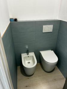 ein kleines Badezimmer mit Toilette und Bidet in der Unterkunft Suite 13 in Pesaro
