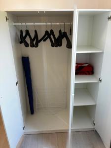 ein begehbarer Kleiderschrank mit weißen Wänden und Regalen in der Unterkunft Suite 13 in Pesaro