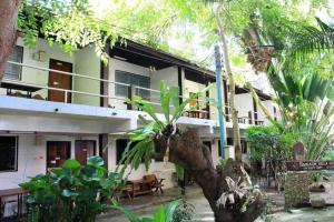 a building with a tree in front of it at Saikaew Villa in Ko Samed