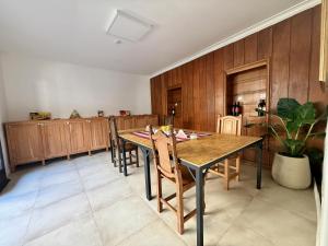 a dining room with a table and chairs at Clivias Hostel in Salta