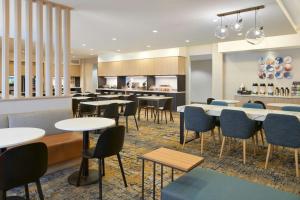 a restaurant with tables and chairs and a counter at TownePlace Suites by Marriott Thunder Bay in Thunder Bay