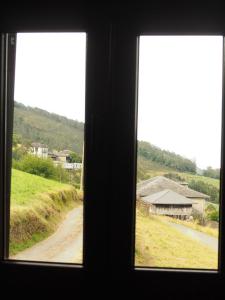Blick aus einem Fenster auf eine unbefestigte Straße in der Unterkunft Casa Pasarón in Luarca