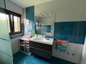 ein Badezimmer mit Waschbecken und Spiegel in der Unterkunft Casa Pasarón in Luarca + 22 Fotos