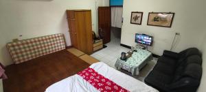 a living room with a couch and a television at 山頂洞人 in Fengyuan
