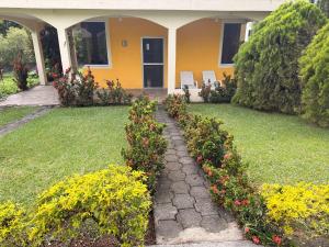 a house with a garden with flowers in the yard at Dormilón in San Felipe