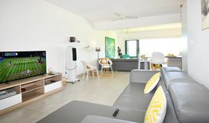 a living room with a couch and a tv at Le Bergamote in Riambel